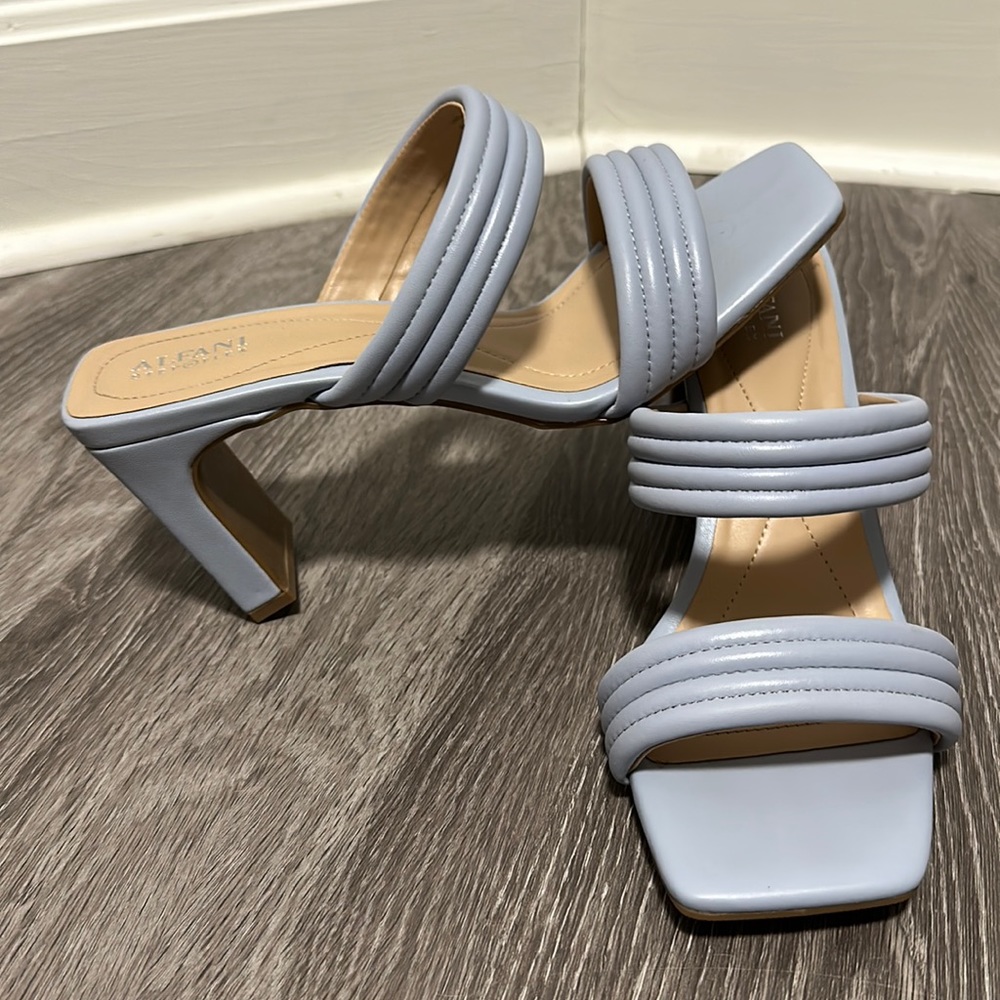 NWOT: ALFANI Step N Flex Light Blue Leather Heeled Sandals Size 10✨